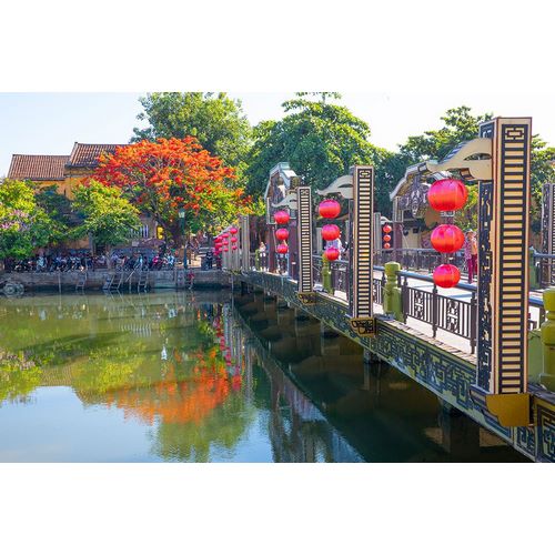 Norring, Tom 아티스트의 Vietnam-Hoi An bridge over the river with reflections and silk lamps작품입니다.
